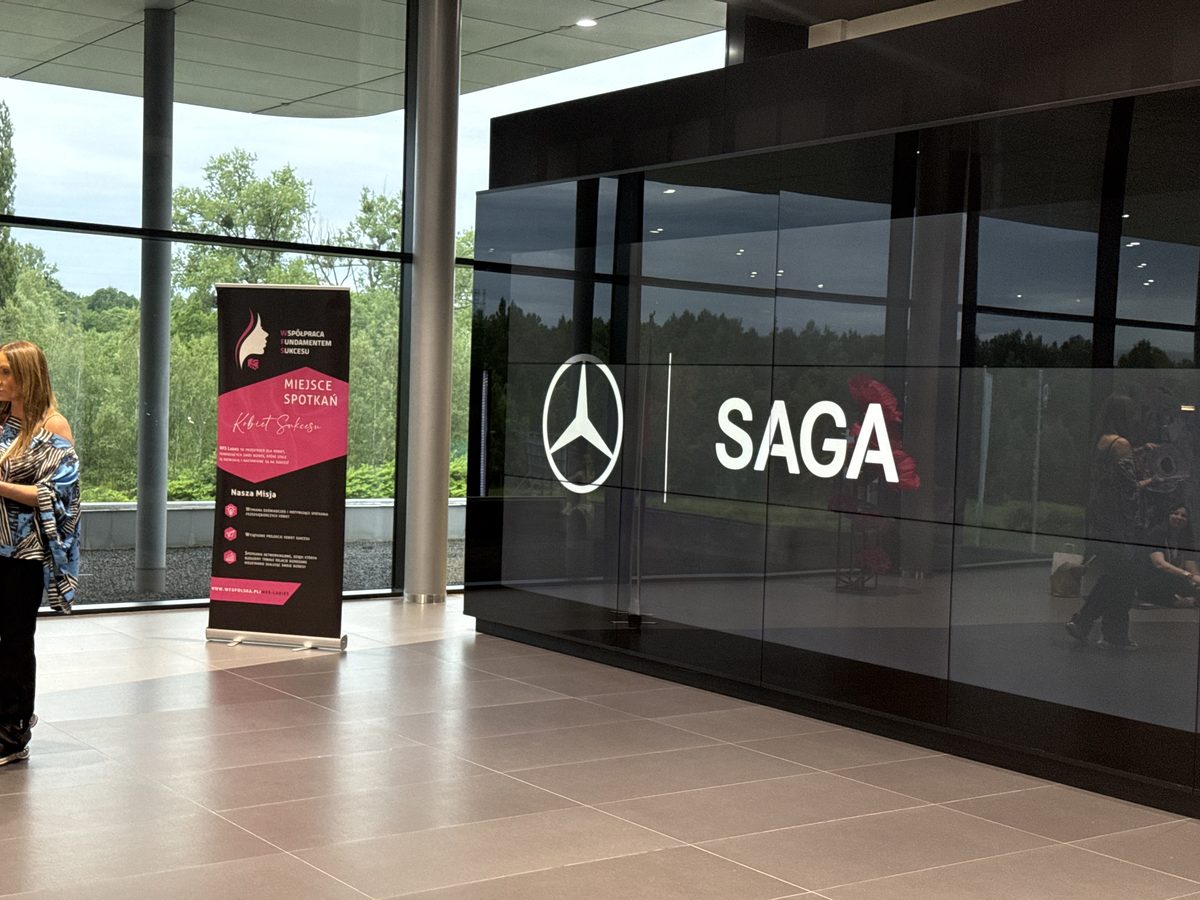 Roll-up WFS Ladies w salonie Mercedes-Benz SAGA